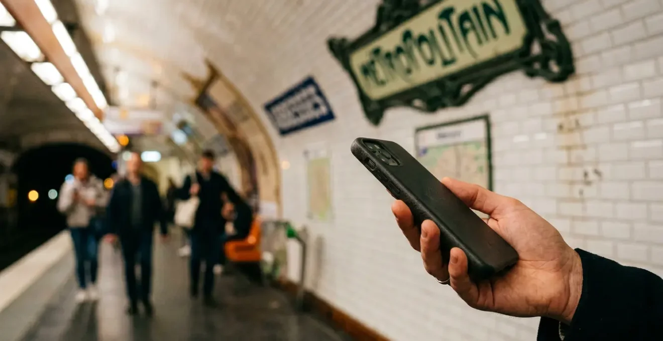 Personne utilisant un smartphone pour naviguer dans les transports parisiens