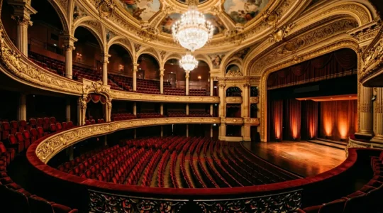 Atmosphère intimiste d'une salle de concert historique parisienne avec architecture classique et lumières scéniques
