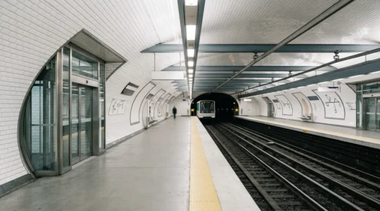 Vue atmosphérique du réseau de transports parisiens illustrant la complexité et l'efficacité du système métro, RER et bus dans la capitale française