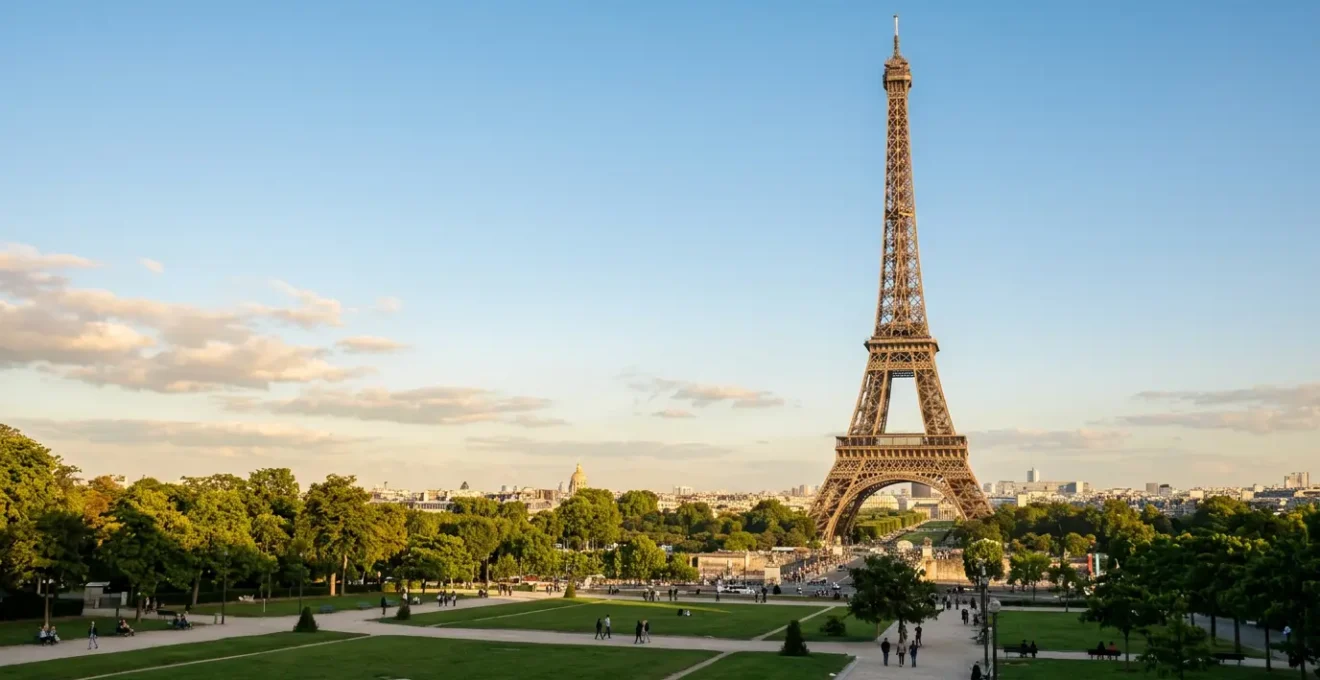 Vue de la tour Eiffel depuis le Champ de Mars à Paris pour organiser sa visite