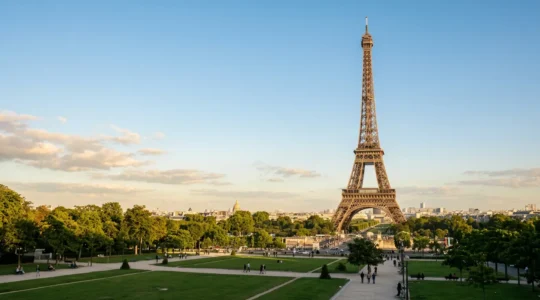 Vue de la tour Eiffel depuis le Champ de Mars à Paris pour organiser sa visite
